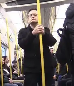 咦这帮英国人居然不穿裤子就上地铁,看得我想报警了