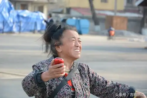  吉林公园广场舞现表情最嗨大妈一跳舞就引围观