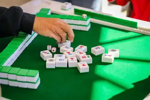  三个老头坐在一起聊退休金,900040002000有何不同