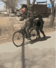 穿裙子的表情包骑自行车