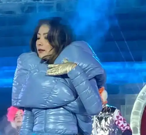  哈尔滨彩排的陈慧琳被冻到表情失控,即使长款高领羽绒服也扛不住