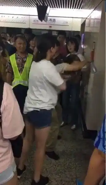  女子地铁站内遭咸猪手对方拒不承认被打耳光