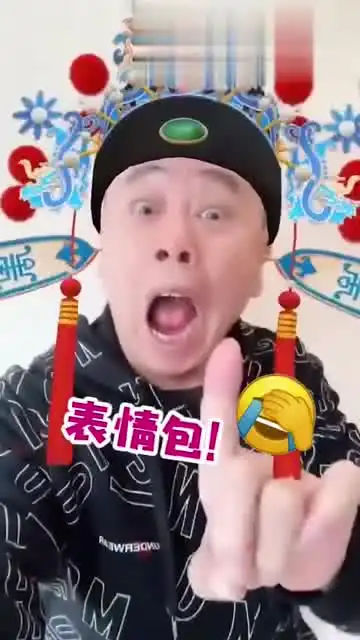  太可爱了潘长江宅家戴新郎帽唱歌,表情到位嘴巴实力抢镜
