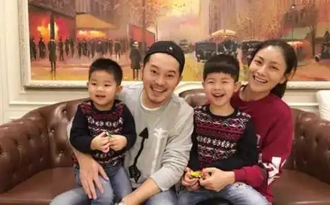  胡可晒与俩儿子自拍,安吉逐渐沙溢化,小鱼儿笑起来和妈妈一个样