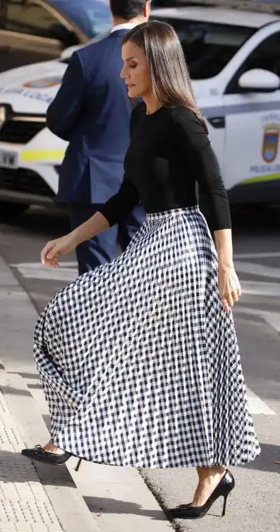  50女人如何穿搭才美不如学学西班牙来后,除了这条破洞裙