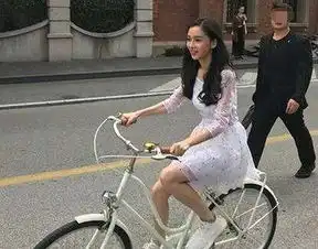  baby穿白裙骑单车出行青春靓丽似女大学生