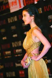  范冰冰轻揽李冰冰显尴尬两人同台表情不自然
