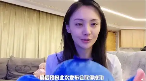  郑爽笑容明媚,与工作人员热聊表情如楚雨荨般俏皮可爱