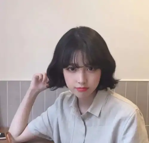  天热了换个什么发型呢显脸小的