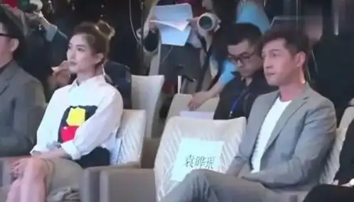  胡歌与江疏影在重要场合遇见,彼此偷看对方,其表情可爱极了