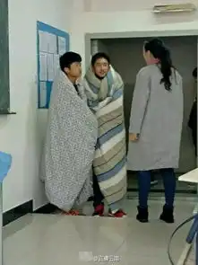  厉害了我的哥昆明一学校两同学裹着被子去上课