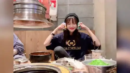  孙怡深夜大快朵颐享受美食网友你怎么这么晚吃宵夜还不胖的
