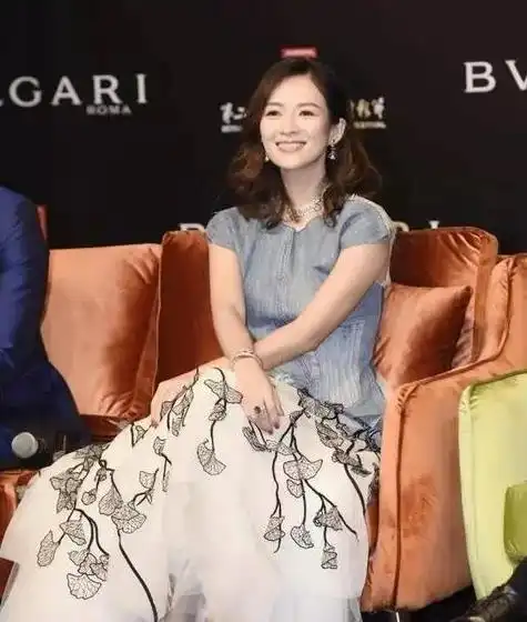  章子怡打扮随意,穿绿衣配红裤,国际气质没了反而有了大妈感
