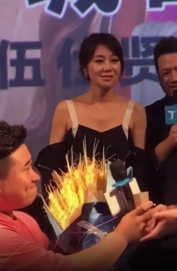  粉丝现场求婚,49岁闫妮难掩满眼羡慕,差点哭出来表情令人心疼
