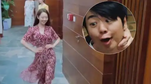  吉娜穿碎花裙扭腰摆臀,有谁注意郎朗的表情太真实