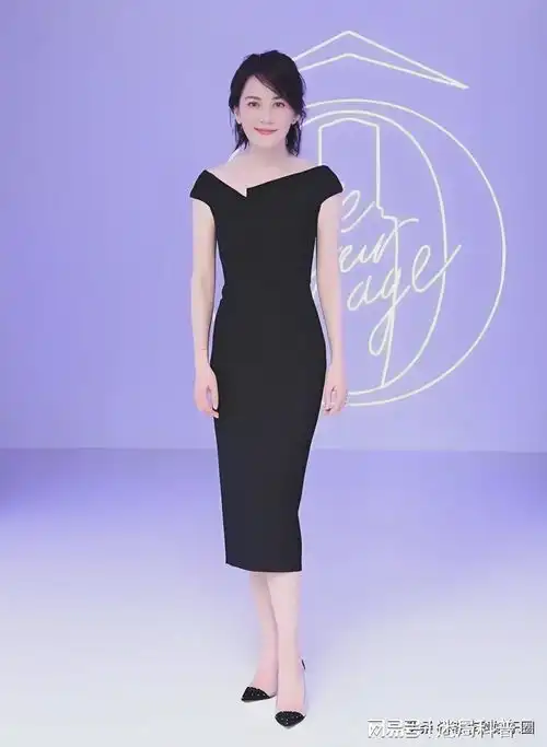  吴越现身上海街头,将黑丝穿出优雅,穿出质感