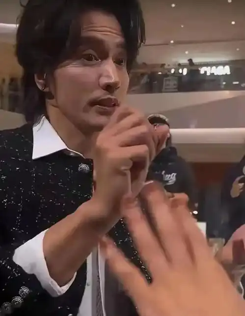  无滤镜大变样,刘亦菲大黄牙,陈慧琳像李逵,张曼玉整到认不出