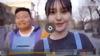  郑爽带表弟摊煎饼跳舞,小爽一脸兴奋,身后的表弟表情成迷