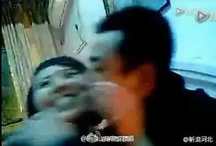  新婚闹洞房,新娘被轮流舌吻,恶心