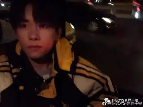  易烊千玺晒清晰自拍照抚摸猫的动作很是宠溺