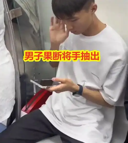  纪实男子地铁手被压住,连忙抽出闻了闻手,女子误会给他一耳光