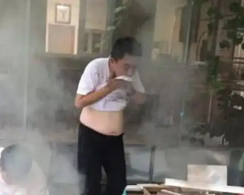  于谦攒局吴京大碗喝酒,旁边孙越的表情亮了