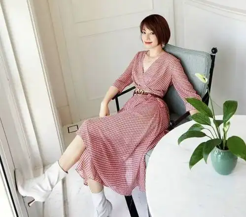  44岁马伊琍罕扮嫩,穿格裙表情娇俏像少女,掷百万开公司成董事长