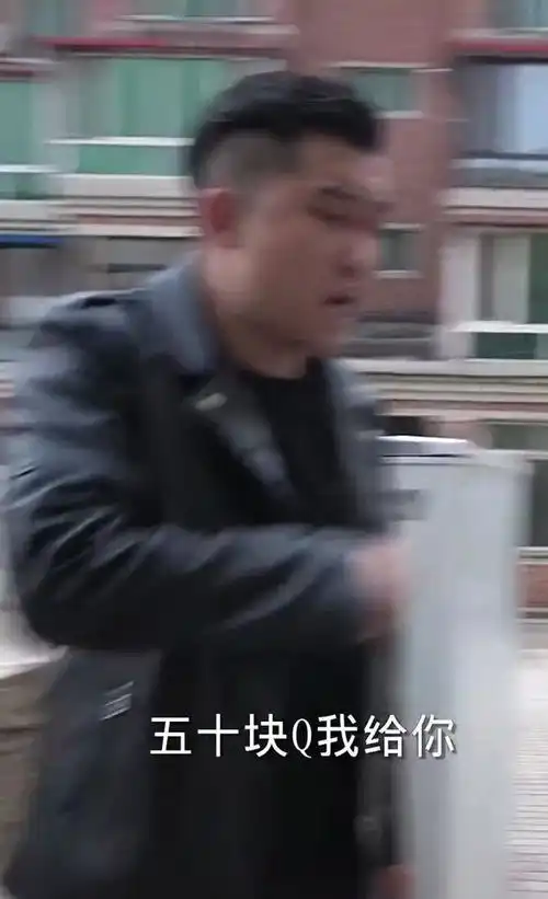  爷爷50元搬冰箱,姑娘临时反悔只给20元,楼上小伙出钱叫她自己搬