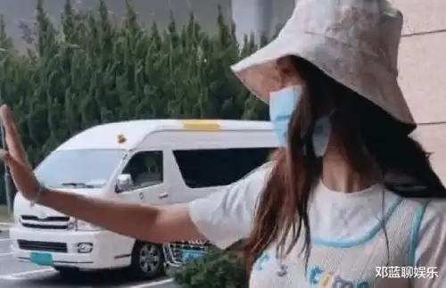  baby被路人喊真名时,谁注意到她下意识的表情网友不敢相信