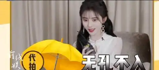  张含韵面对镜头连连后退,卑微恳求大家不要蹲下,鞠婧祎经历一次不敢再穿短裙