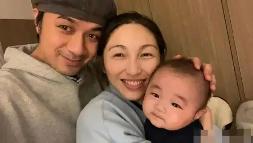  古巨基52岁老婆低调生子,一家三口合照幸福美满,儿子表情是亮点