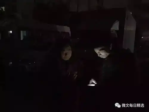  农民工冷雨夜蹲地铁站蹭网每天要和妻子儿女视频半小时