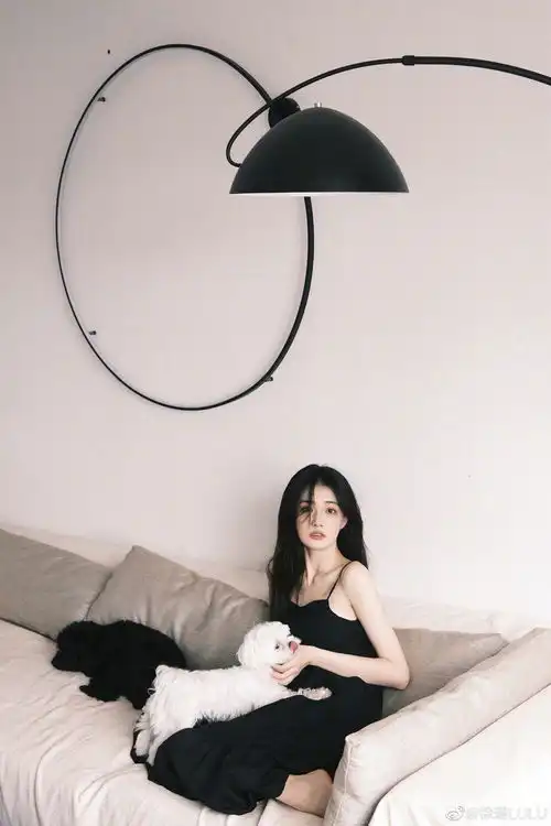  徐璐穿吊带裙尽显慵懒随性与小狗互动表情呆萌