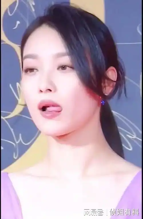  表情丰富的倪妮各种活动各类穿搭直拍名场面,简直就是浪花一朵