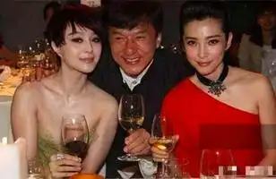  双冰与成龙同坐一席,成龙全程与范冰冰互视,李冰冰表情耐人寻味