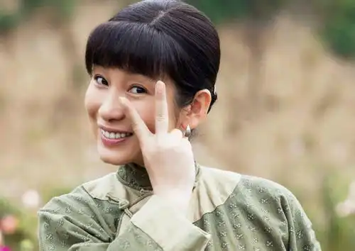  43岁的她曾是最丑影后,被李湘横刀夺爱后嫁二婚演员,爬山老公全程提鞋,撒娇女人最好命秦海璐