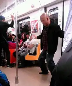  光头大叔地铁跳钢管舞爆红表情陶醉戴耳机内心强大舞姿销魂