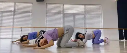 黄磊老婆孙莉43岁也能女团出道穿露腰装跳热舞,成最性感姐姐