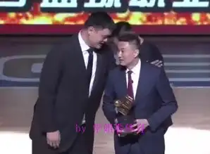  姚明给杜锋颁奖后,和杜锋耳语,谁注意到杜锋接下来的反应