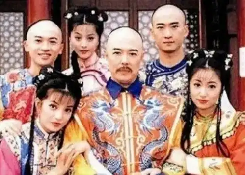  又一老艺术家人设崩塌乱停车与保安起争执,现场插兜表情不耐烦