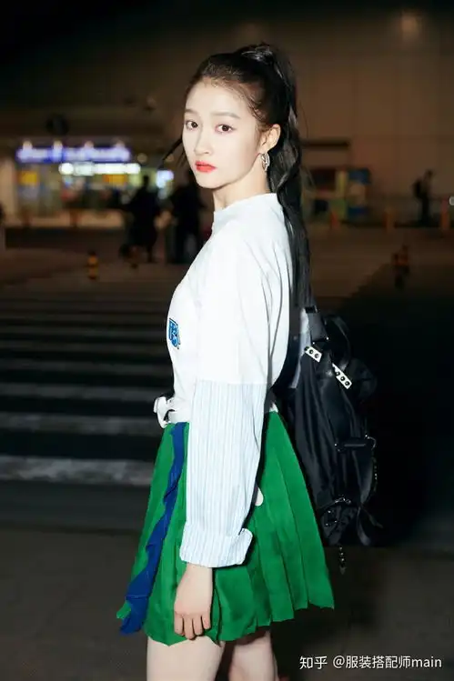  关晓彤私服衣品大有长进身穿拼接连衣裙高调秀腿,腿长就是任性