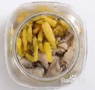  制作美味可口的泡椒凤爪