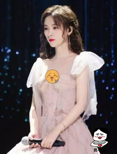  鞠婧祎太瘦了穿线条仙女裙要滑落,果然女星都瘦的像鬼