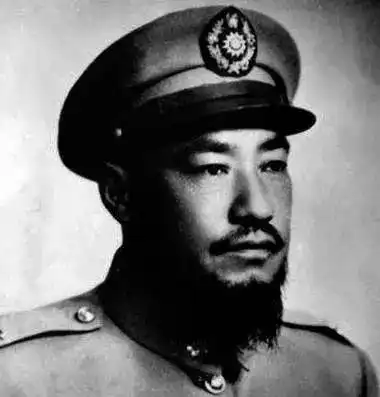  1949年,解放军第4军被马家军包围,炮兵首长炮轰穿蓝毛衣骑兵