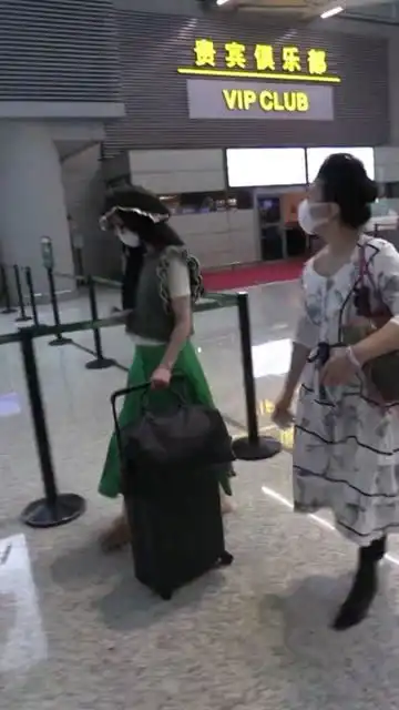  机场直拍范冰冰穿开叉裙秀美腿提裤腰意外露出小肚腩