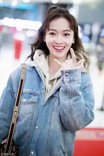  又变表情包吴谨言机场搞怪玩连拍拿玫瑰花遮脸