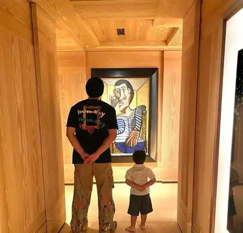  周杰伦小小周赏毕加索名画,父子俩将手放背后动作同步,敬意满满