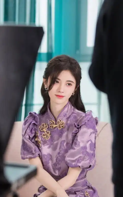  旗袍小姐姐几分温柔,秀出动人曲线,彰显女人味,让人看的很陶醉