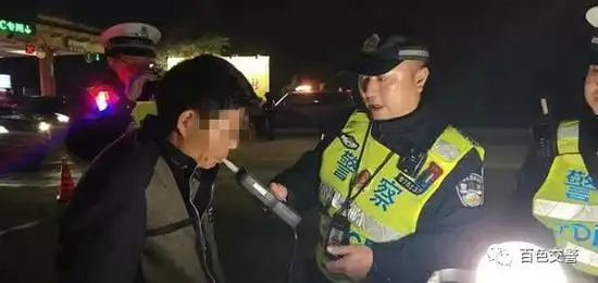  表情百色年会饮酒盛情难却酒驾成本请记好新浪广西新浪网表情