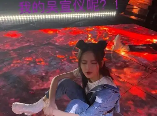  吴宣仪为杨超越庆生,晒婚纱合影还自制表情包,两姐妹感情真好